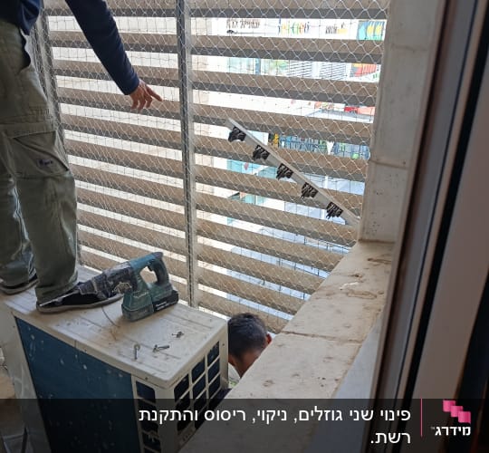התקנת רשת יונים על מרפסת עם אדם עובד